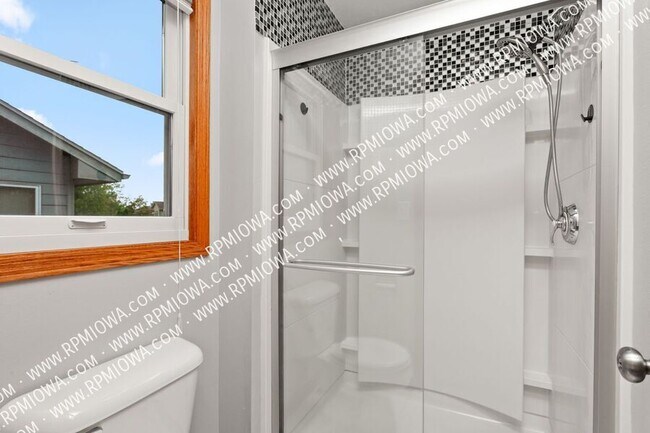 Building Photo - 8912 Highland Oaks Dr