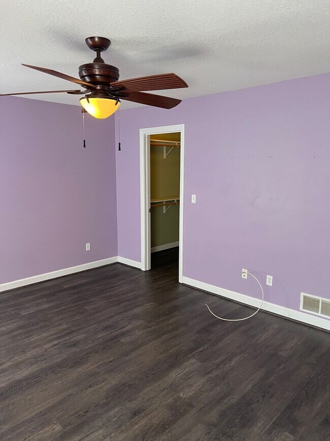 Building Photo - 4 bedroom, 2 bathroom, car garage townhouse