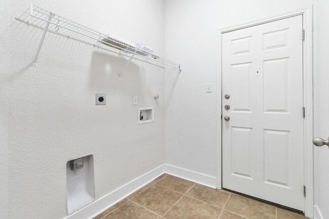 Building Photo - Gorgeous 3 bedroom, 2 bath home with a study near the Forum & Randolph AFB!