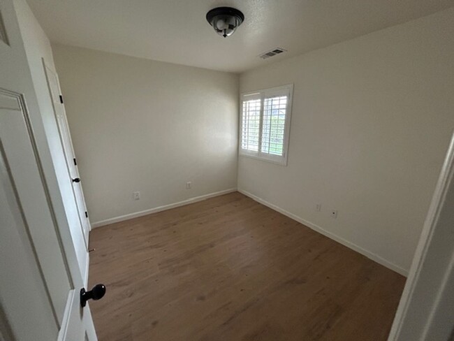 Building Photo - 3 bedroom 2 bathroom located in the El Dia...