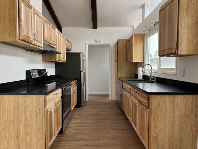 Building Photo - 4 Bedroom / 2 Bathroom home for rent