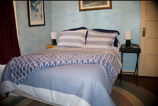 Building Photo - 3 Bedrooms 2 baths Beach House in the City...