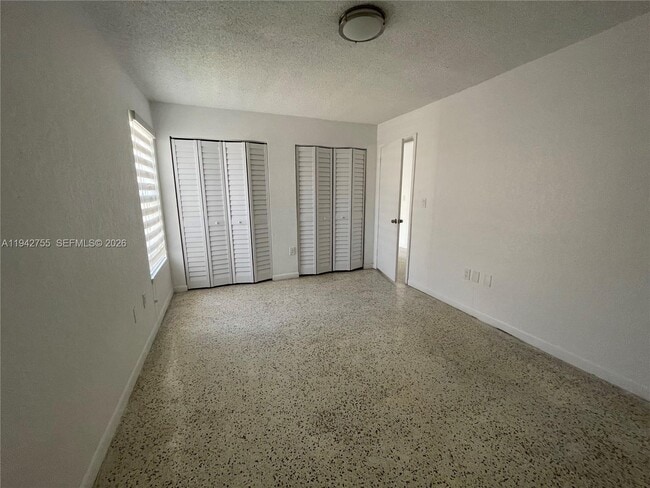 Building Photo - 142 SW 18th Ave