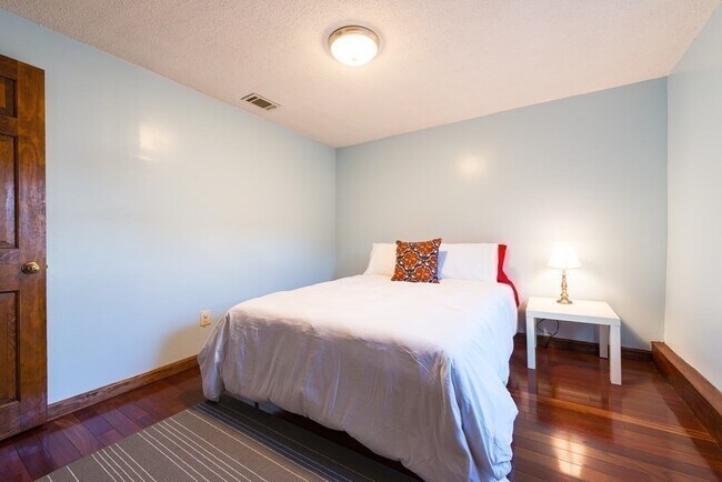 Building Photo - 474 E 7th St