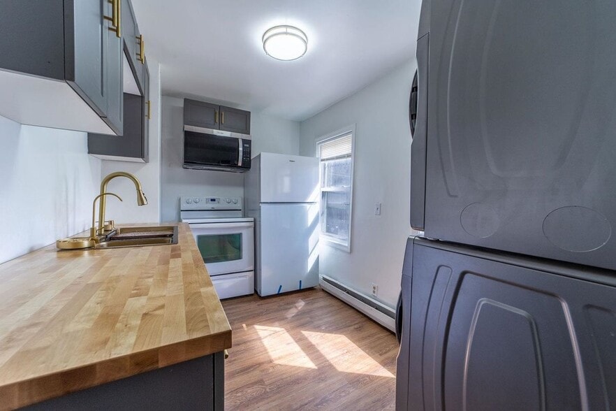 Building Photo - 14 Winter