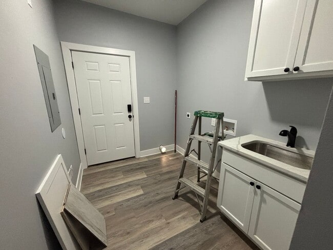 Building Photo - 5 bedrooms!! Remodeled top to bottom!