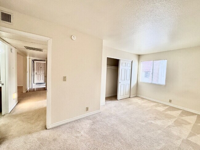 Building Photo - Lovely 2 Bed, 2 Bath Upstairs Condo for Rent in Guard Gated Community!