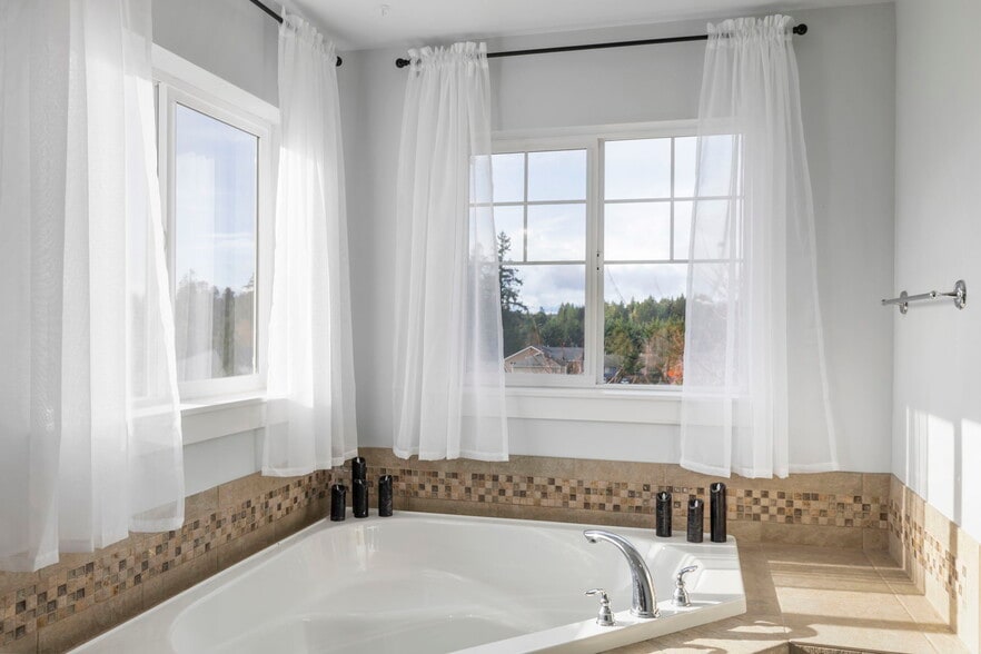 Building Photo - 6398 Juanita Cir NE