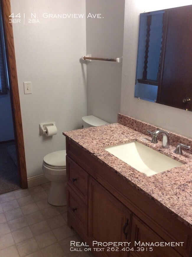 Building Photo - 3 Bedroom 1.5 Bathroom Updated Side by Side!