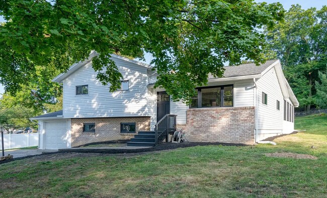 Building Photo - Spacious 3 bedroom home