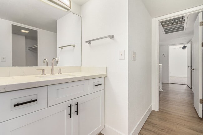 Building Photo - Updated 2-Bedroom COZY Condo Just Minutes ...