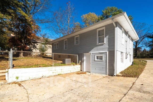 Building Photo - 912 2nd Ave