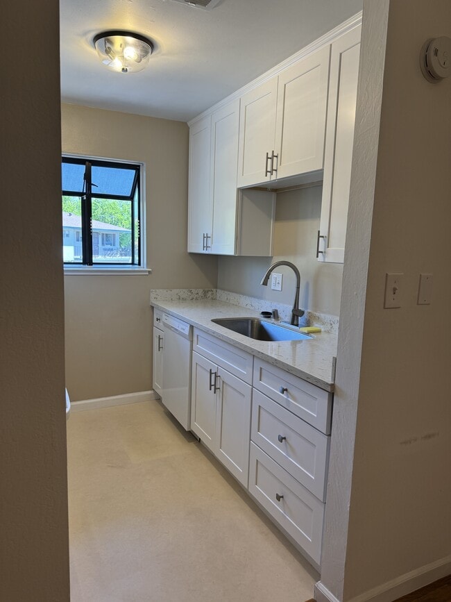 Building Photo - 240 Breuner Dr