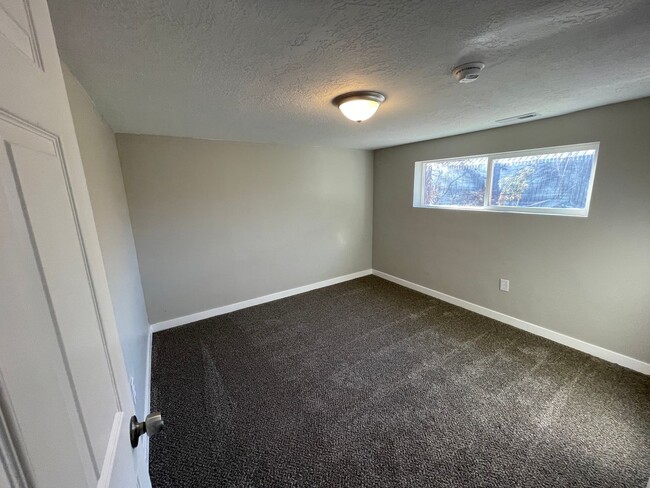 Building Photo - 4 Bed/1.5 Home Bath in Ogden