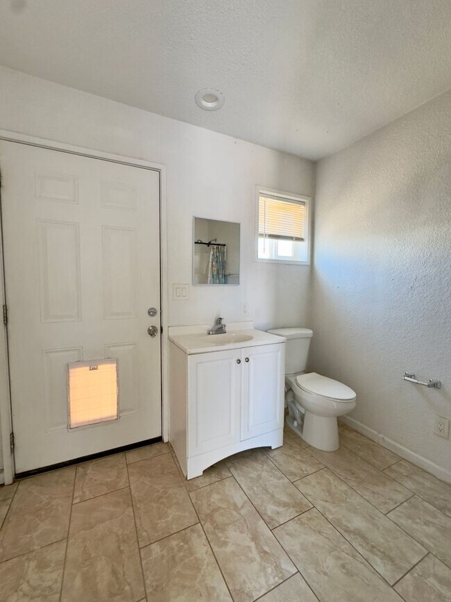 Building Photo - 216 San Clemente St