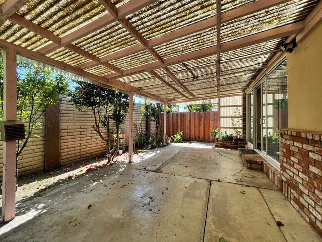 Building Photo - Nice and clean three bedrooms and two bath...