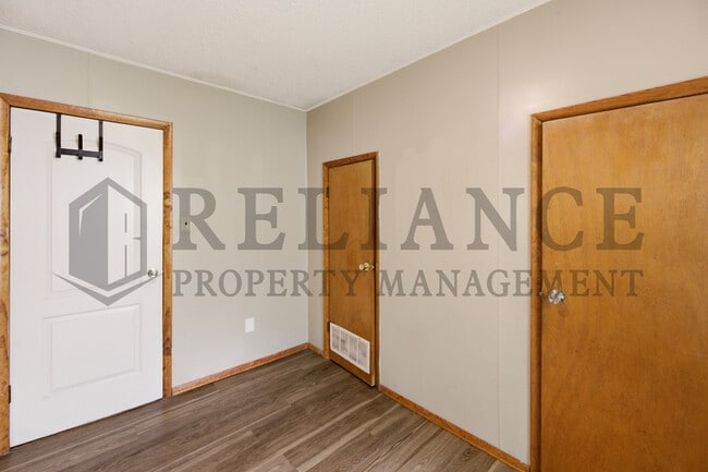 Building Photo - 1028 W Munnell Ave
