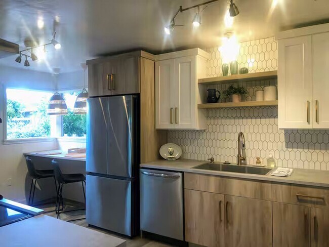 Building Photo - A true Tucson style home near the University of Arizona main campus! Must See!