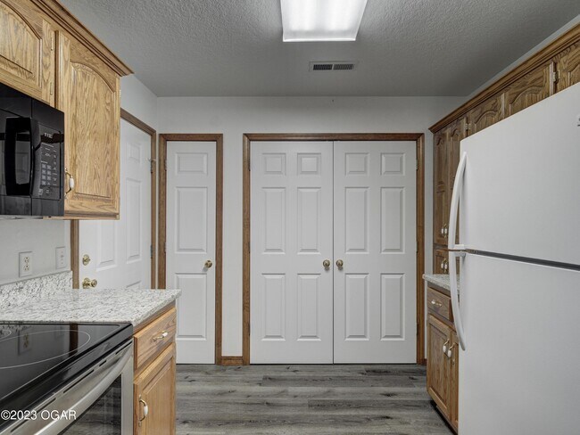 Building Photo - 3122 S Tyler Ave