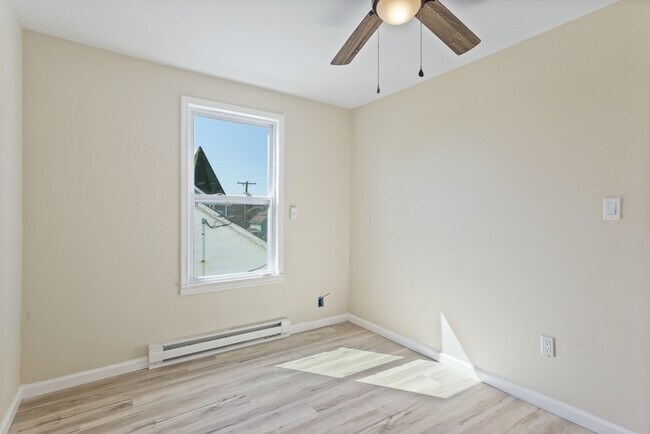 Building Photo - 5 Bedroom Single Family in Brunswick