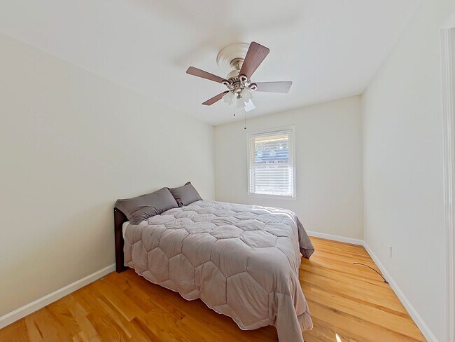 Building Photo - 3 Bedroom 2 Bath in National Hills