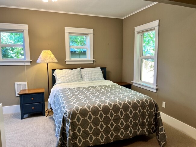 Building Photo - Charming Historical Home, Desirable Downtown Location. Flexible Lease Terms, 30-day Min. All Util...