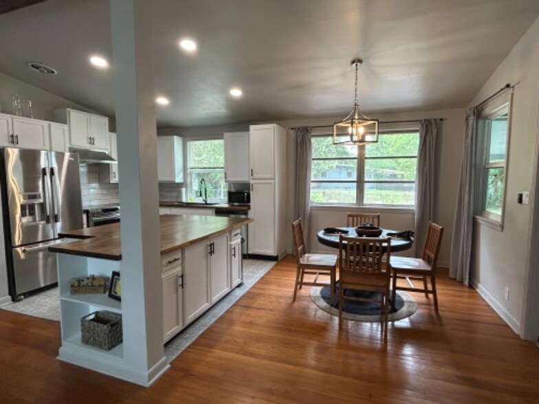 Building Photo - 7424 Roslyn Rd