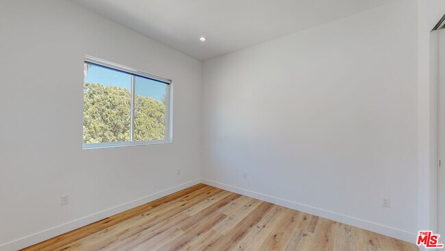 Building Photo - 4462 W Maplewood Ave