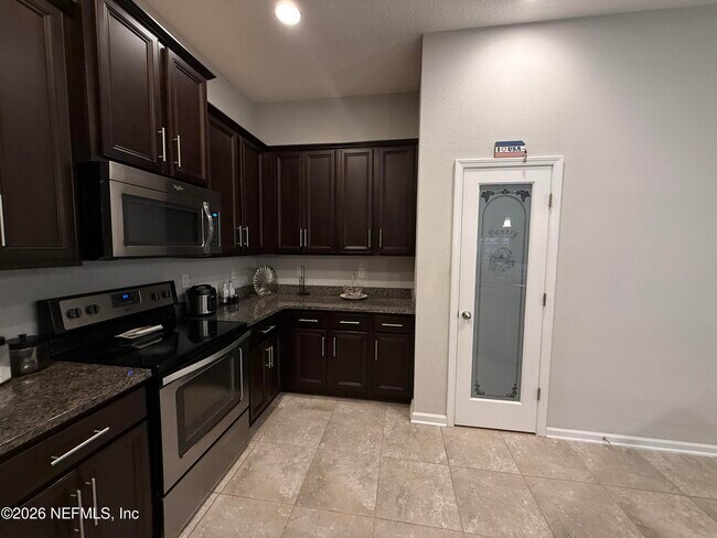 Building Photo - 686 Glendale Ln