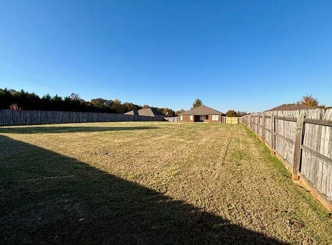 Building Photo - Fenced Yard with a HUGE Back Yard
