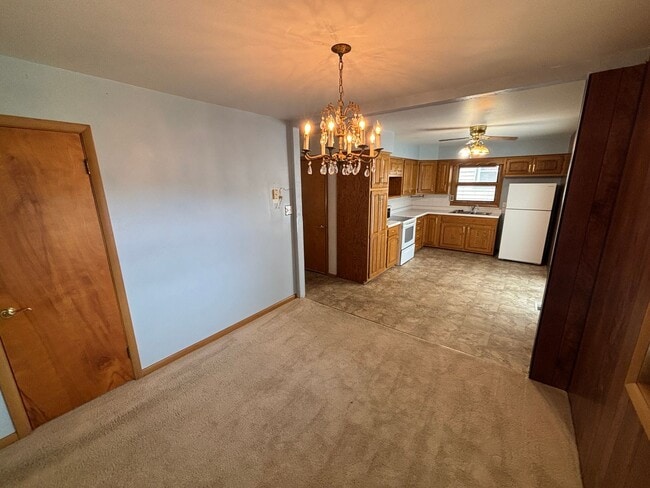 Building Photo - $1450 - 2 Bed 1 Bath Home