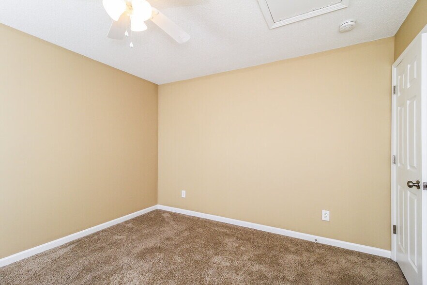 Building Photo - 300 Creekview Dr