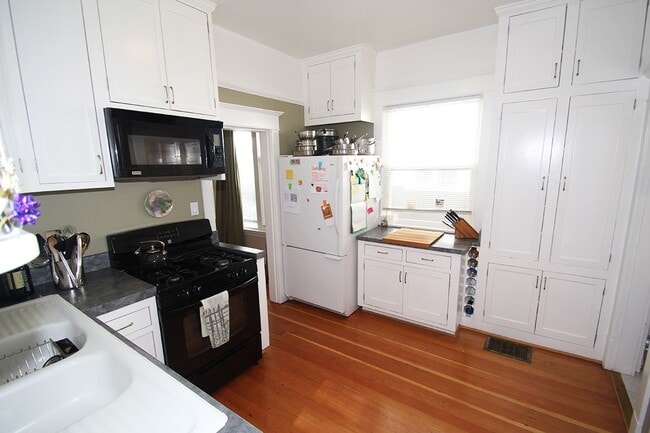 Building Photo - NICELY MAINTAINED 4 BED QUEENE ANNE HOME FOR RENT W GARAGE!