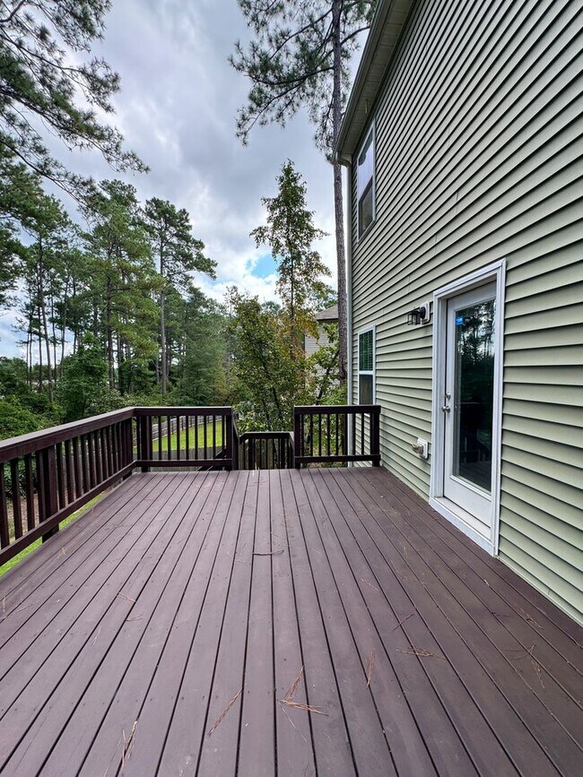 Building Photo - Gorgeous 3 Bed 2.5 Bath Plus Loft Home on ...