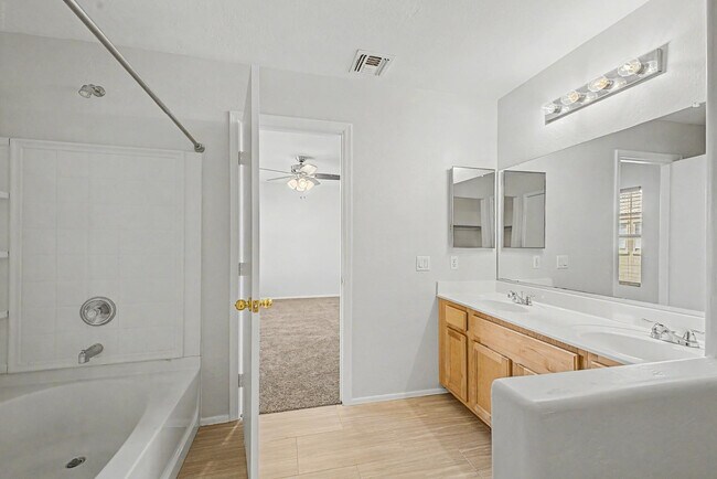 Building Photo - 7042 W Mercer Ln