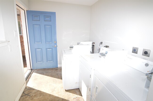 Building Photo - 10002 Neuens Rd