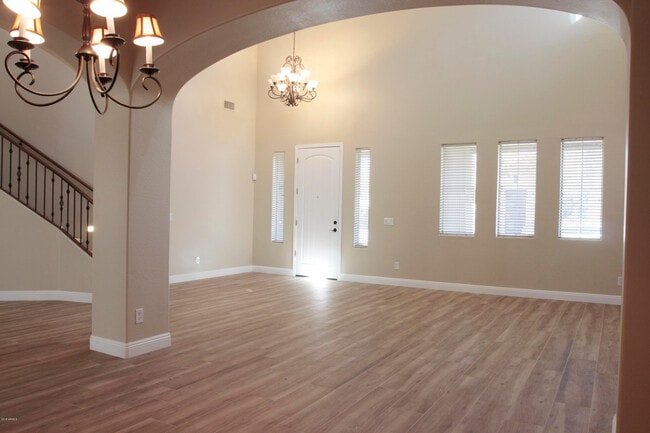 Building Photo - 2413 E Park View Ln