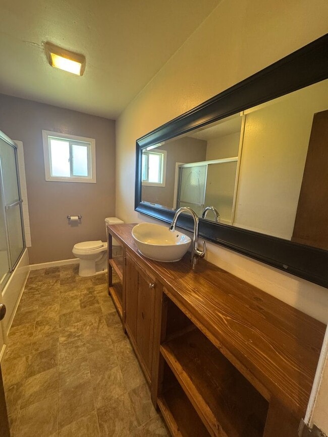Building Photo - 3 bed 1 bath with large back yard - sewer ...