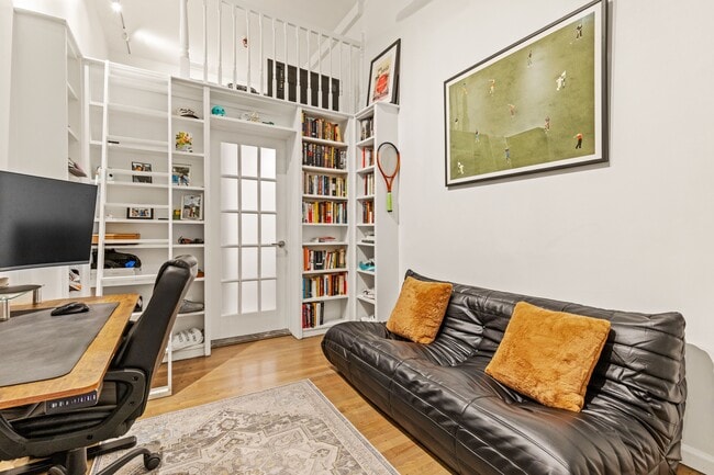 Building Photo - 104 Thompson St