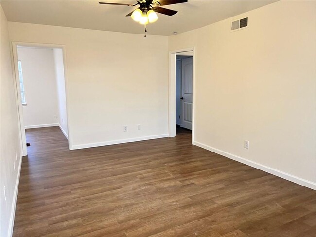 Building Photo - Super cute corner lot!