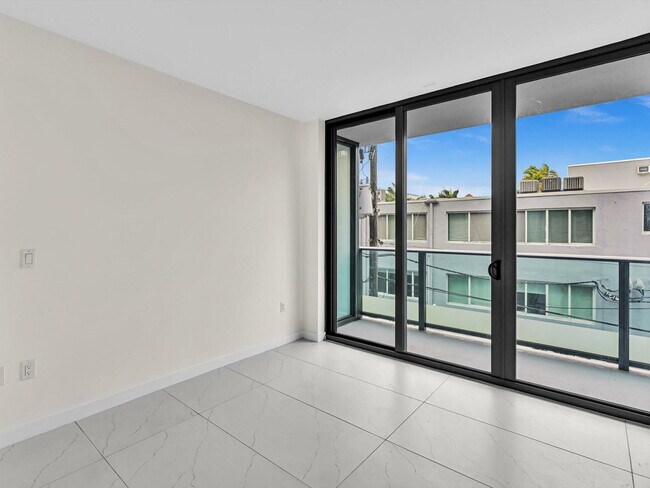Building Photo - 9901 W Bay Harbor Dr