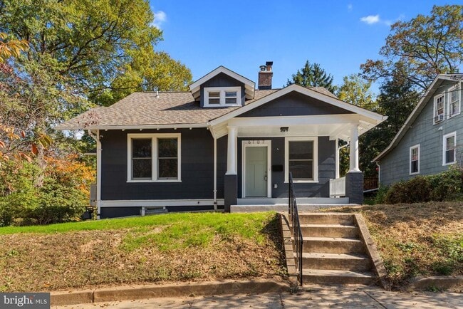 Building Photo - 6107 44th Ave