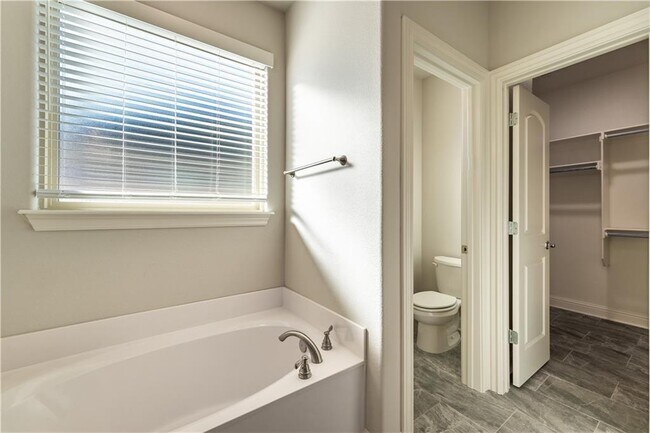 Building Photo - 511 Piper Ln