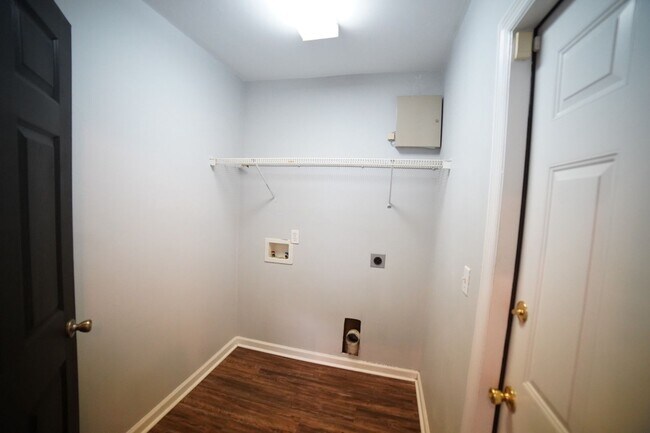 Building Photo - 3 bd / 2 ba Beauty w/2 car garage off of Apalachee Parkway