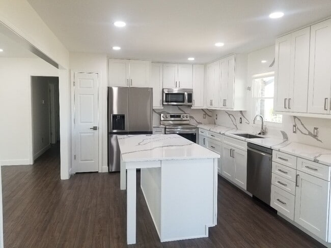 Building Photo - 108 Longview Dr