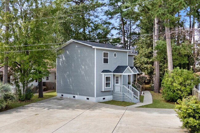 Building Photo - End unit of a Triplex within walking dista...