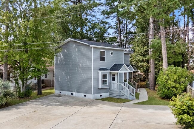 Building Photo - Rent Special if Sign a Lease now or in Feb!! 8 Blocks to the Beach!!