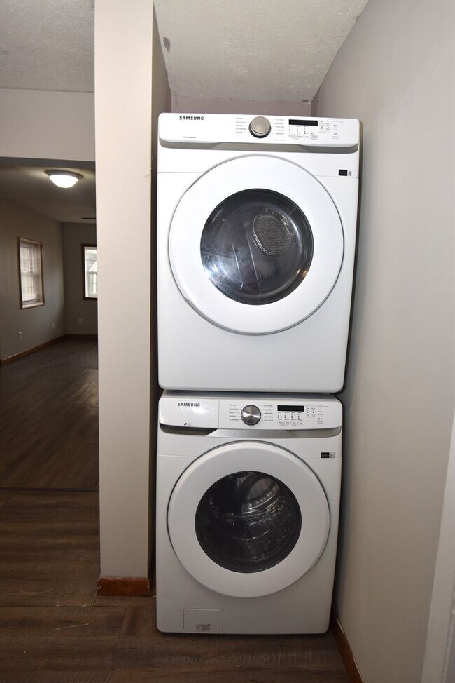 Building Photo - MIshawaka near Universities and shopping