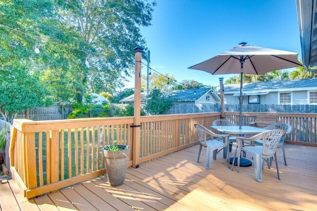 Building Photo - Coming Available 2/6 – 3-Bedroom, 1-Bathroom Cottage in East Hill with Solar Power & Wraparound D...