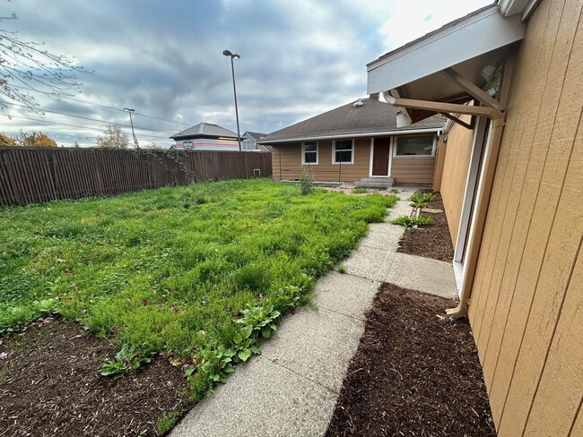 Building Photo - Completely Updated 2 bedroom 1 bath home w...